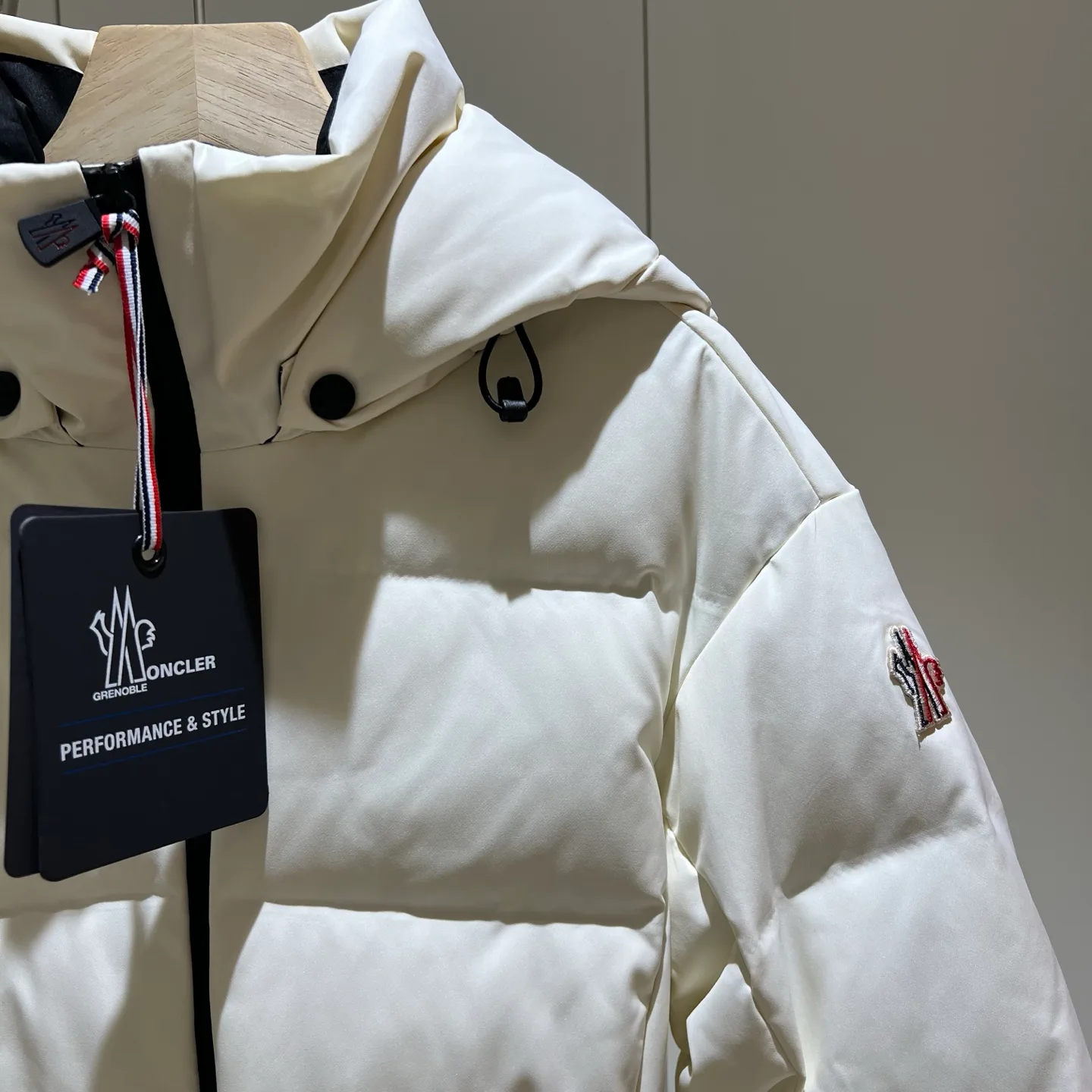Women's Jackets And Down Jackets MONCLER 18180078