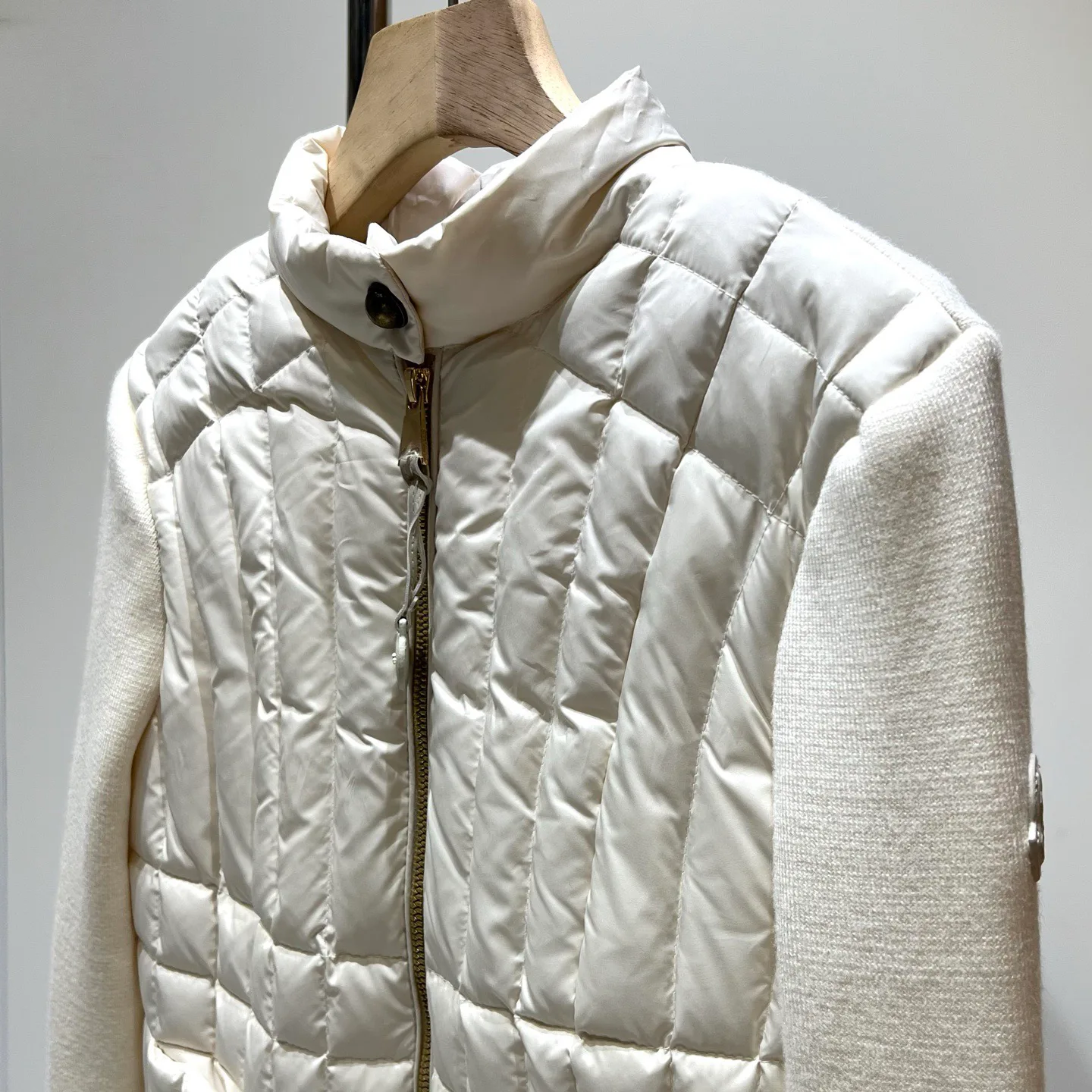 Women's Jackets And Down Jackets MONCLER 18106076