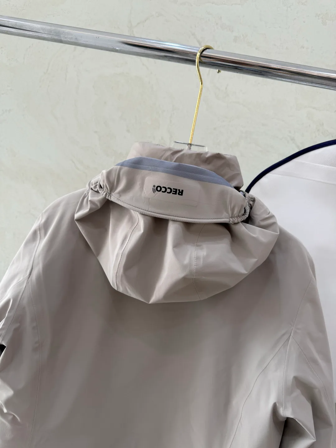 Women's Jackets And Down Jackets MONCLER 18043546