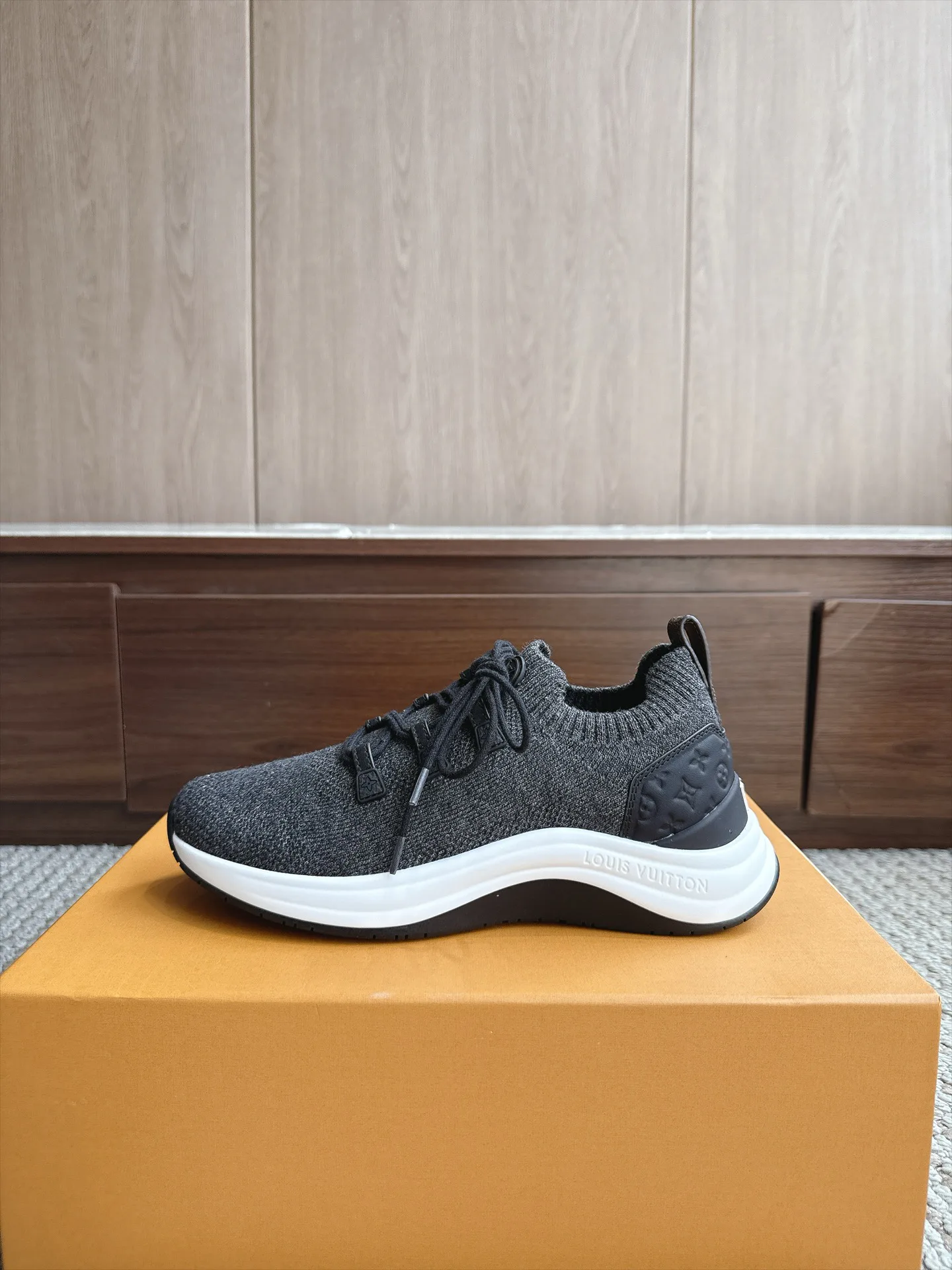 Women's Sneakers LOUIS VUITTON 18333246