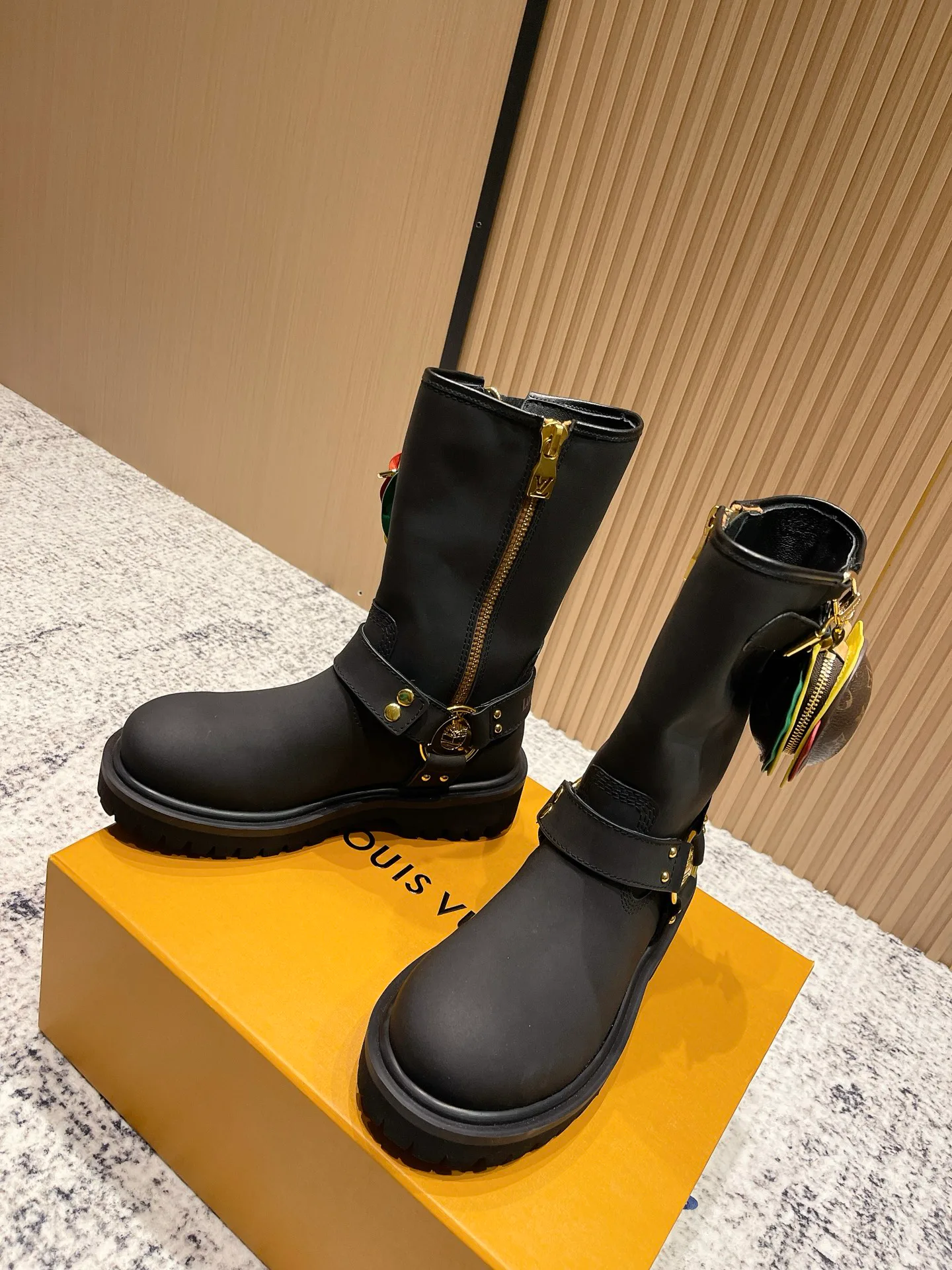 Ботинки Женские Louis Vuitton 18618956