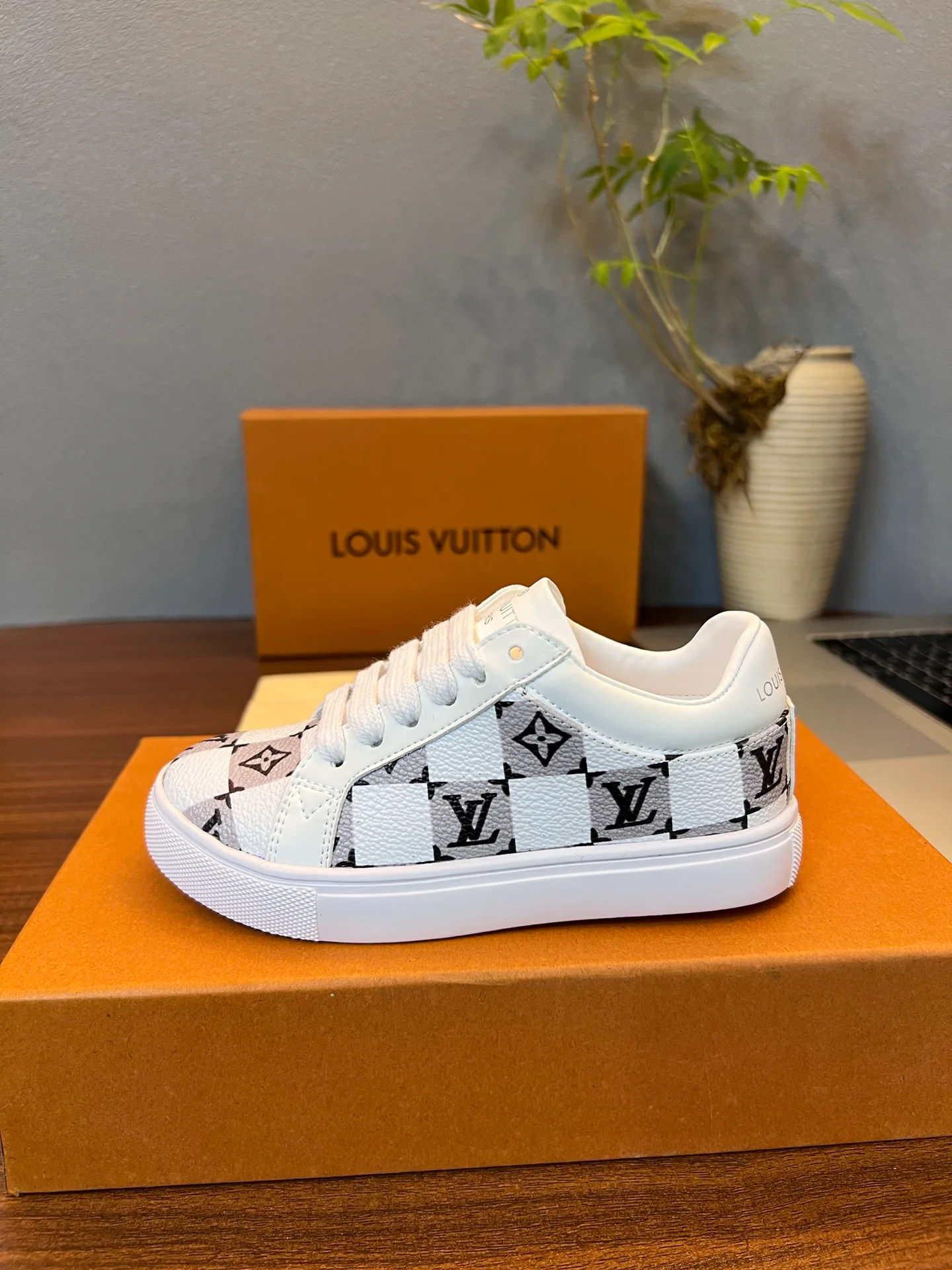 Women's Sneakers LOUIS VUITTON 18077545