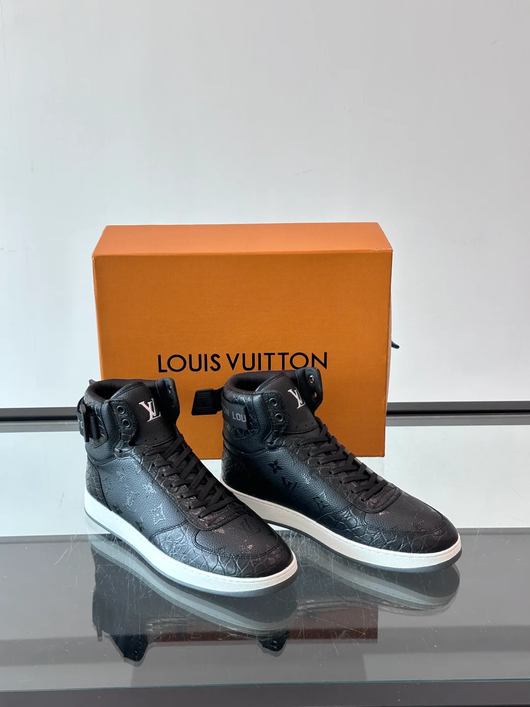 Men's Sneakers LOUIS VUITTON 18400597