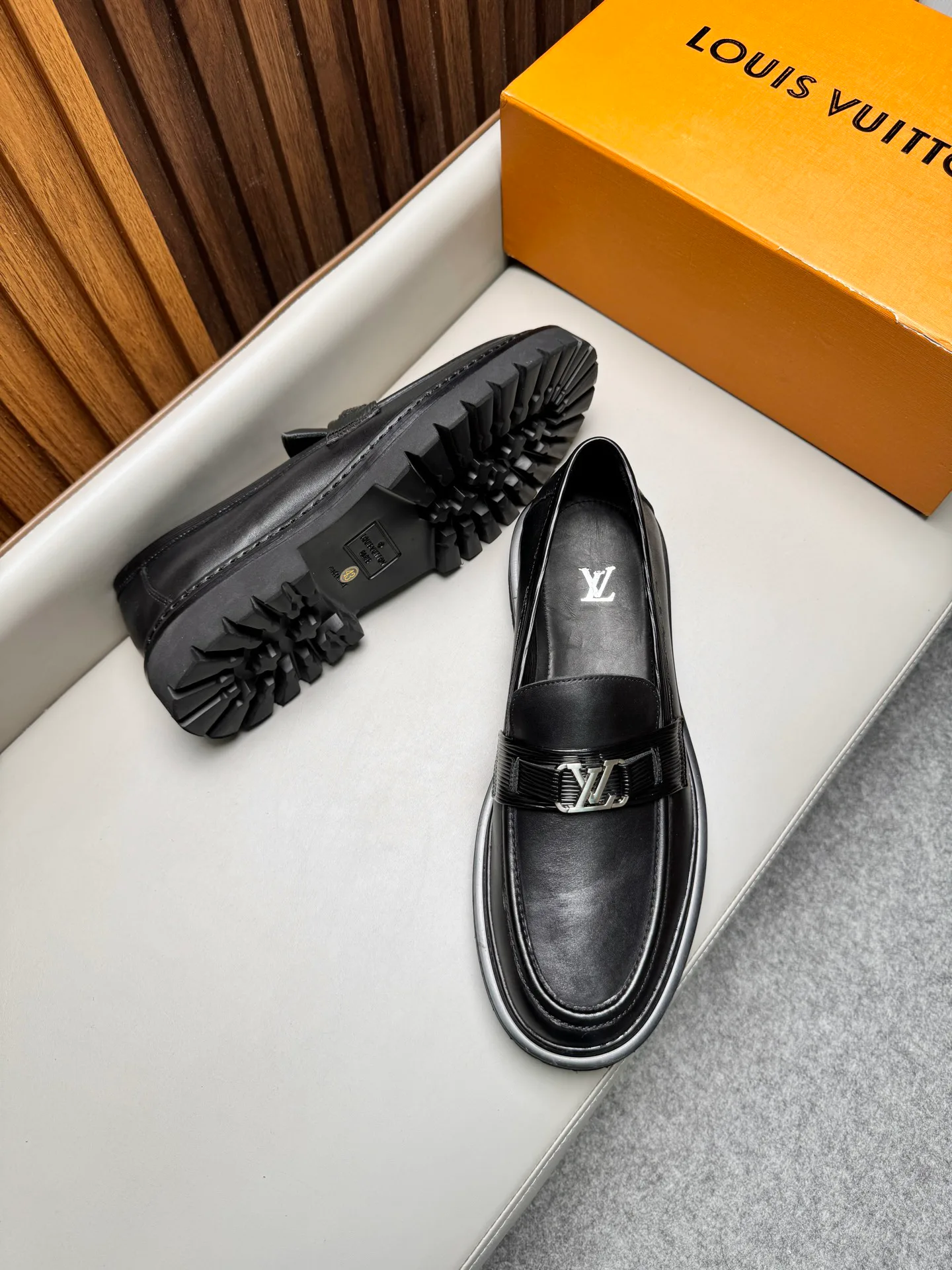 Men's Loafers And Dress Shoes LOUIS VUITTON 17470883