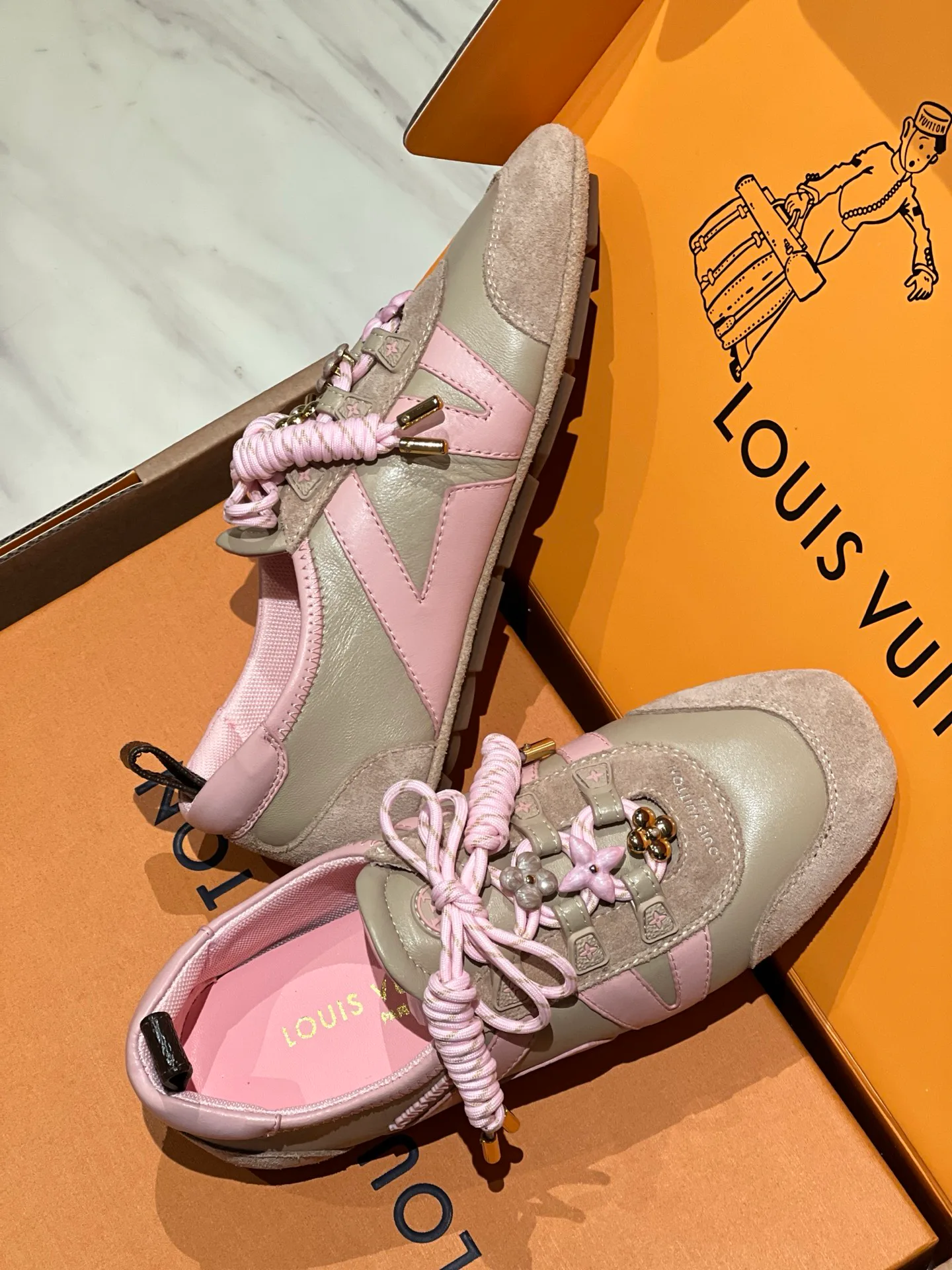 Women's Sneakers LOUIS VUITTON 18194164