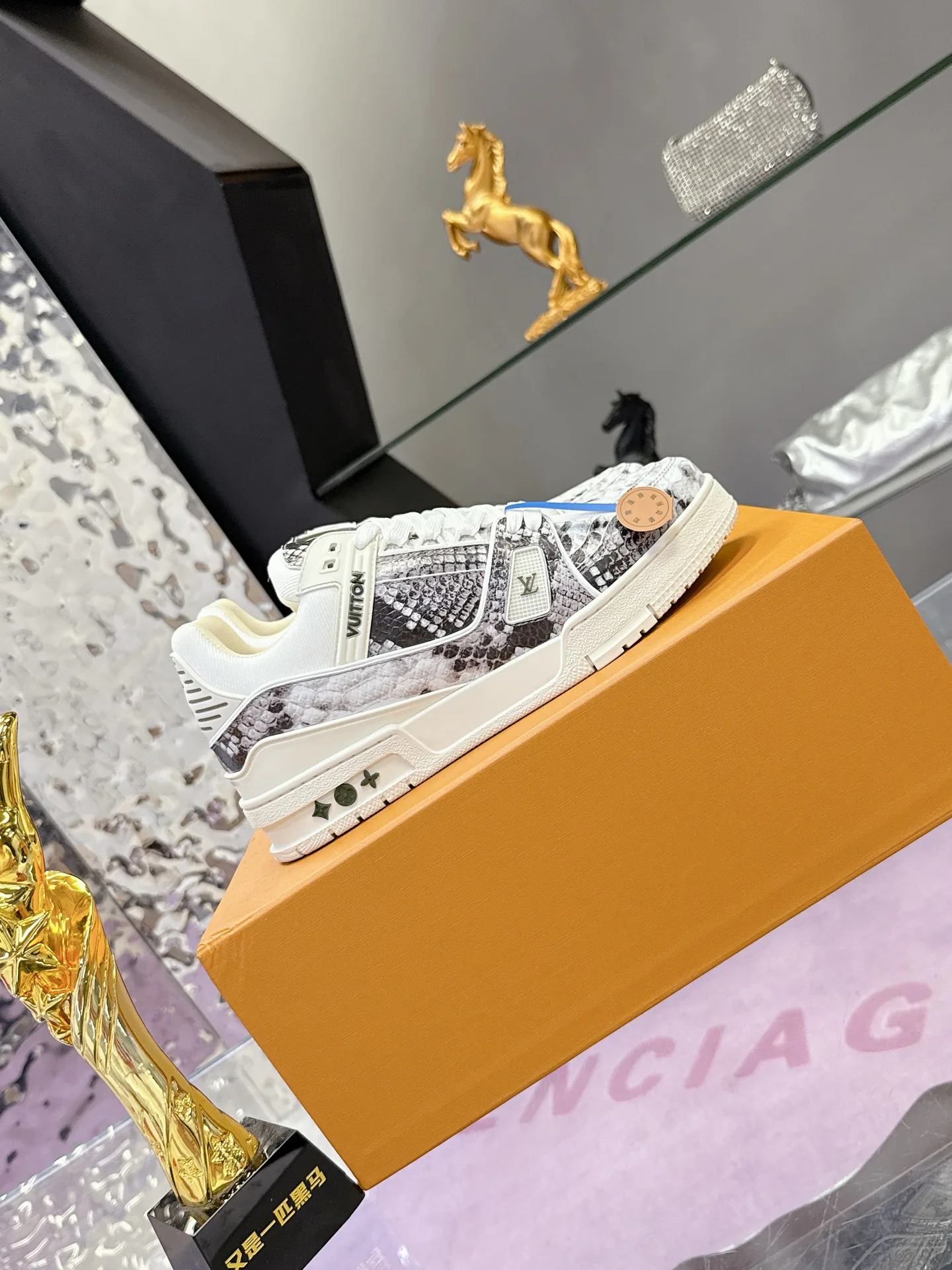 Men's Sneakers LOUIS VUITTON 17530407