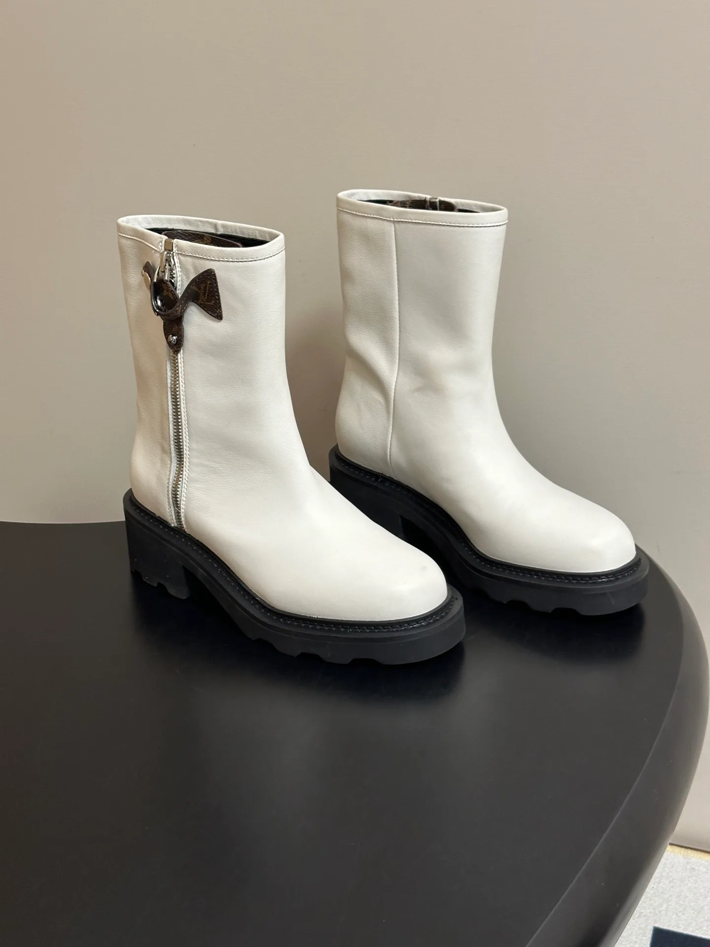 Women's Booties LOUIS VUITTON 18392527