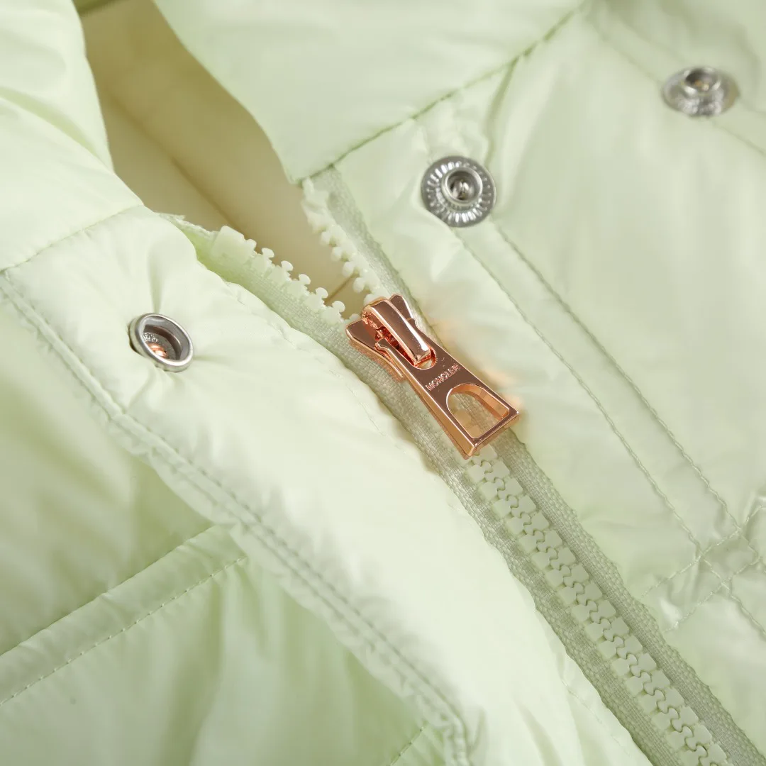 Women's Jackets And Down Jackets MONCLER 17964907