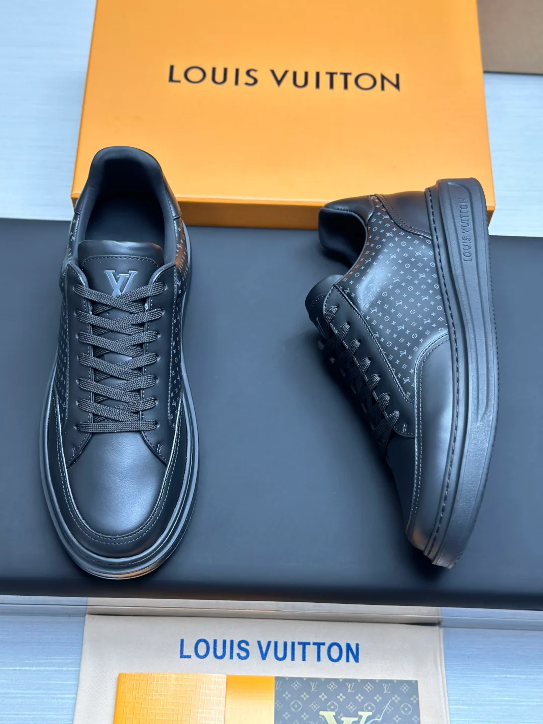 Men's Sneakers LOUIS VUITTON 17759500