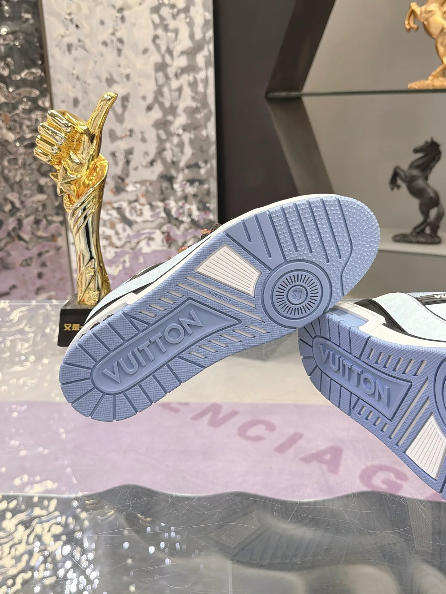 Women's Sneakers LOUIS VUITTON 17930929