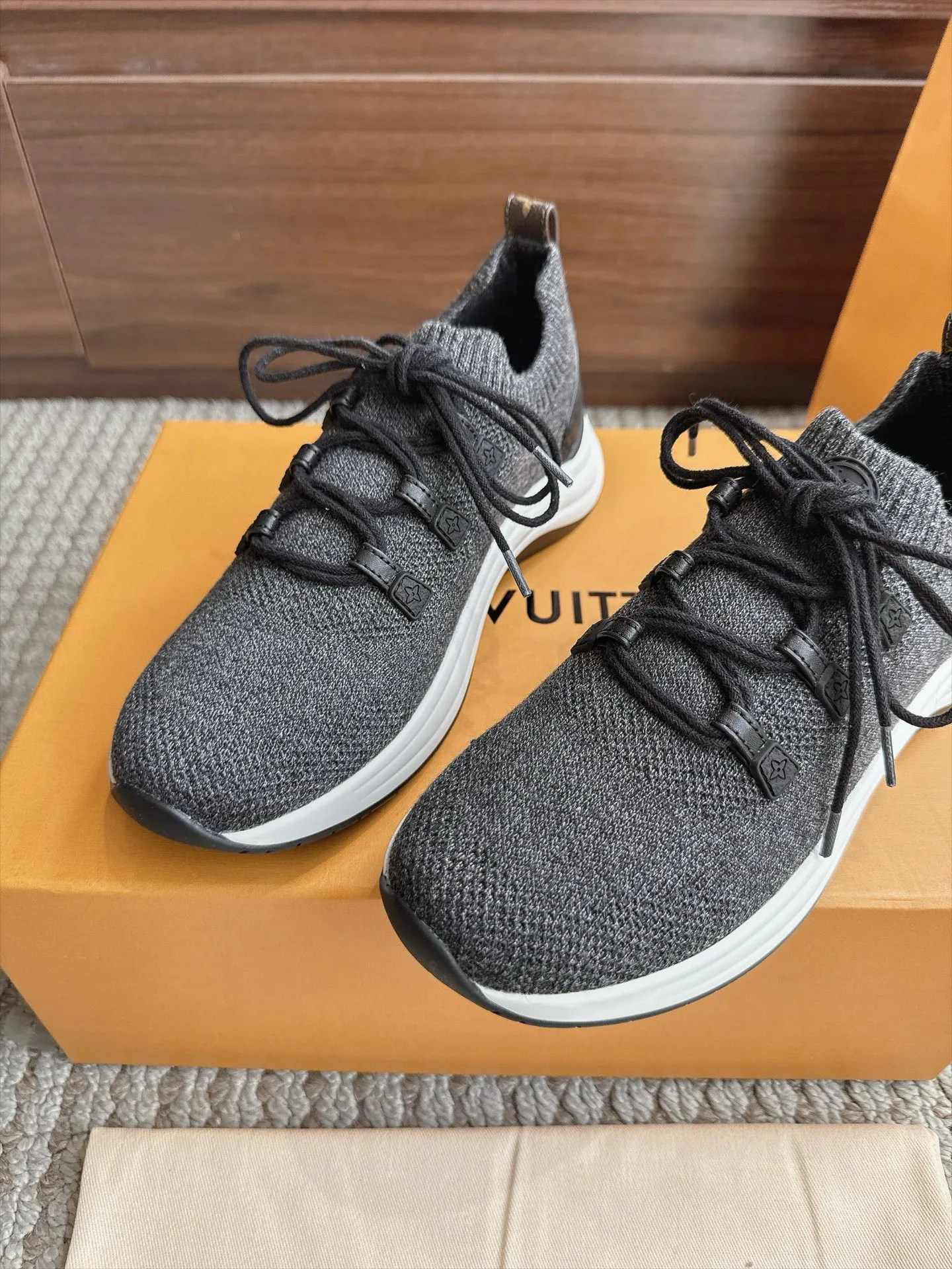 Women's Sneakers LOUIS VUITTON 18333246