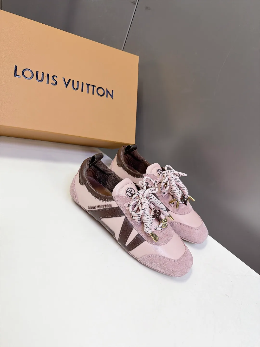 Women's Sneakers LOUIS VUITTON 18005455