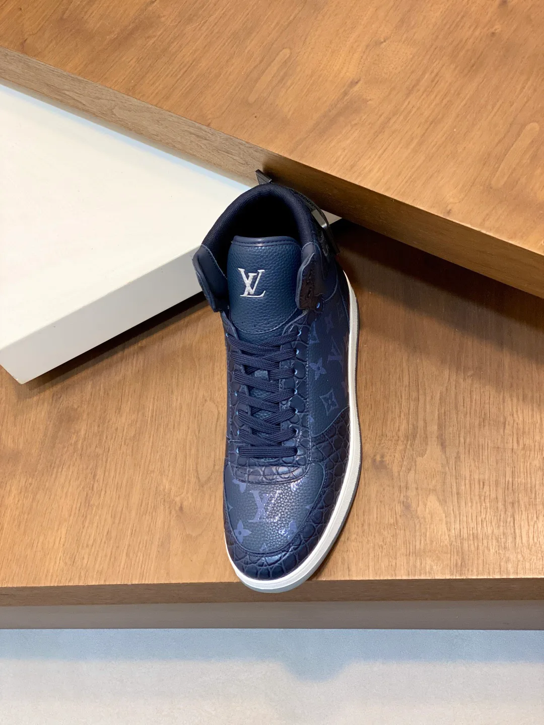 Men's Sneakers LOUIS VUITTON 18265101