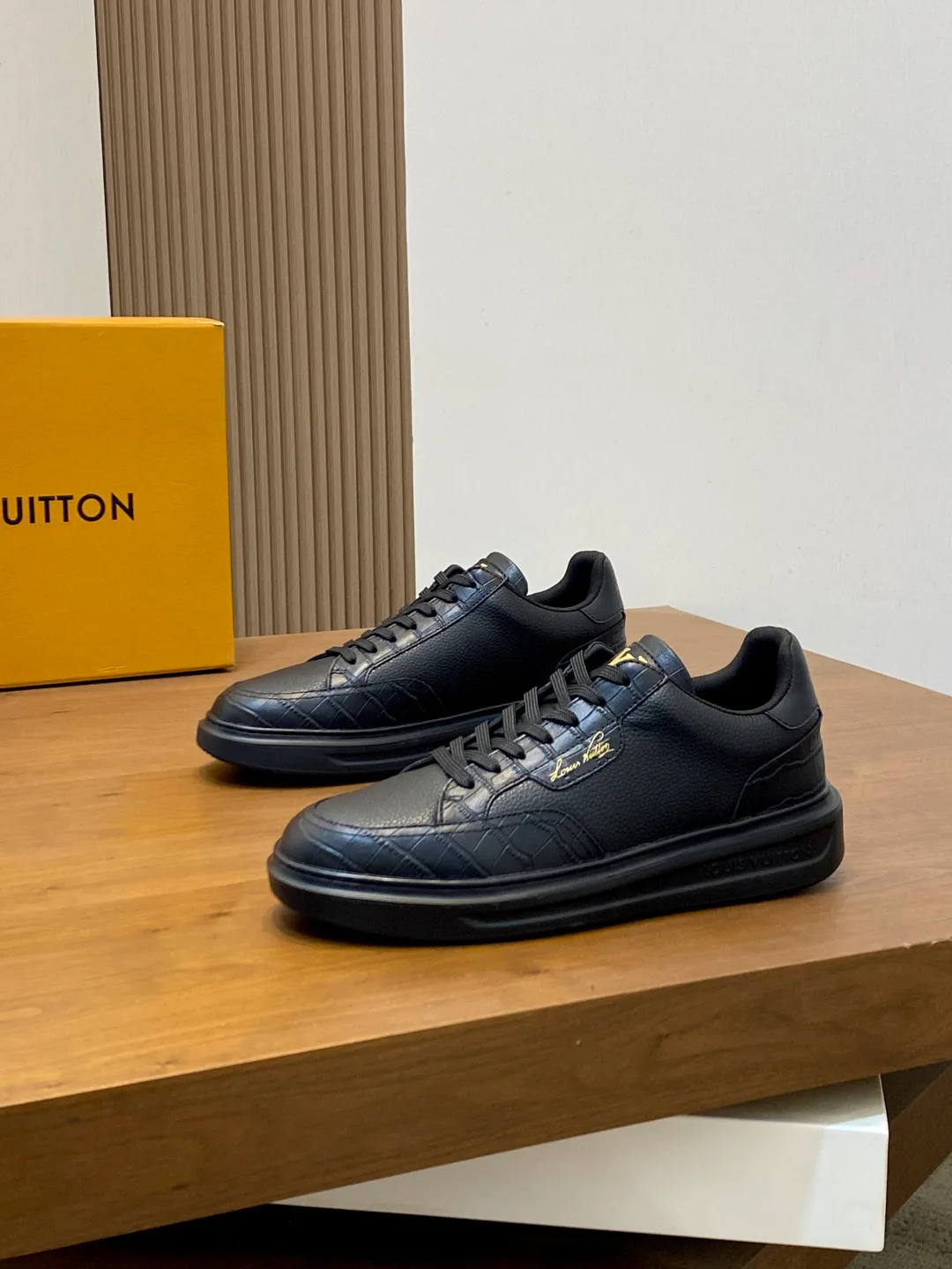 Men's Sneakers LOUIS VUITTON 18265107