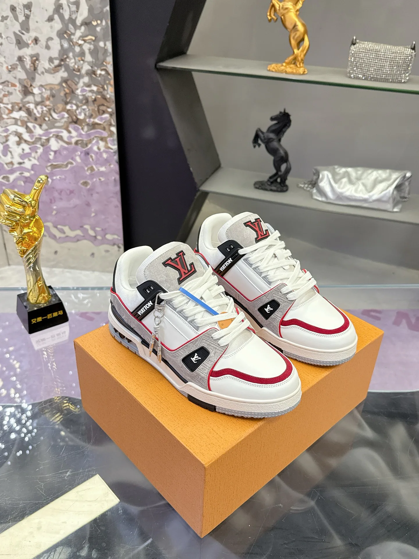 Women's Sneakers LOUIS VUITTON 17930925