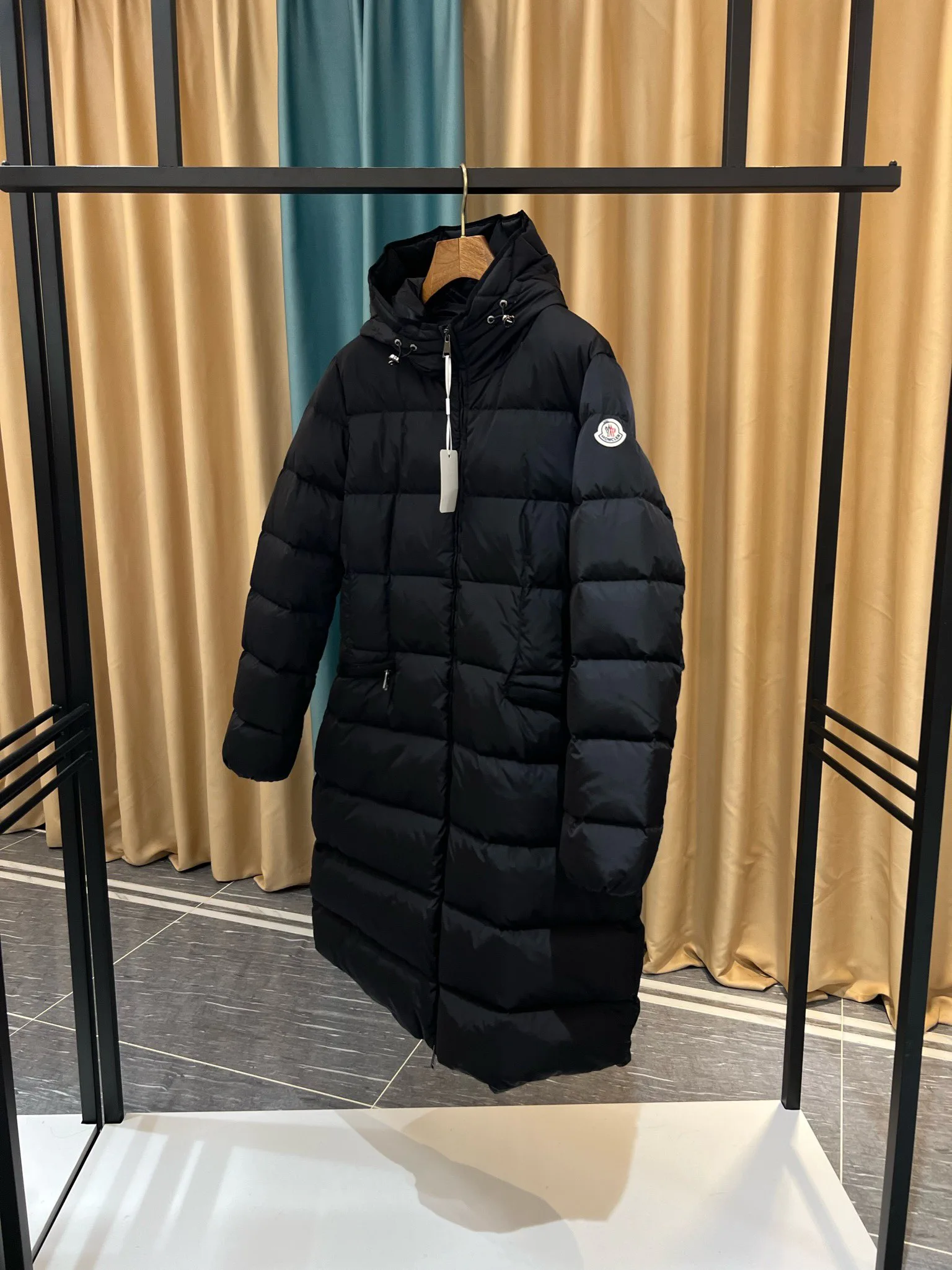 Women's Jackets And Down Jackets MONCLER 18111548