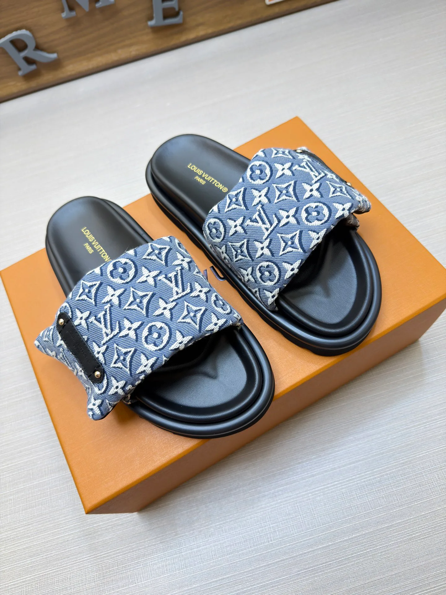 Women's Flip-Flops LOUIS VUITTON 18011824