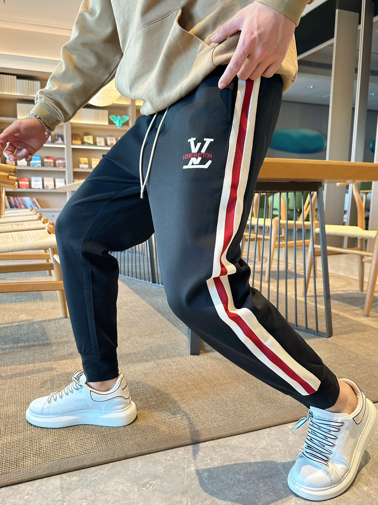 Men's Trousers LOUIS VUITTON 18345814