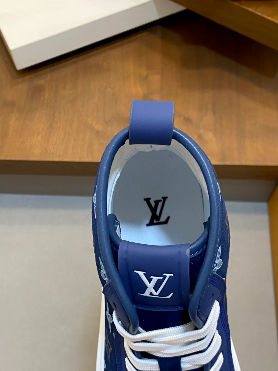 Men's Sneakers LOUIS VUITTON 18363476