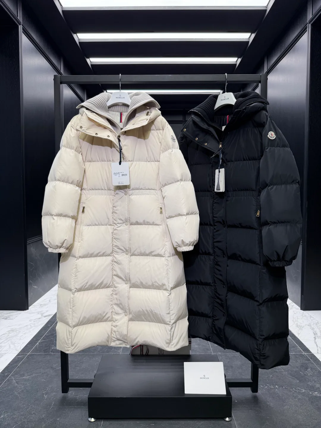 Women's Jackets And Down Jackets MONCLER 18430345