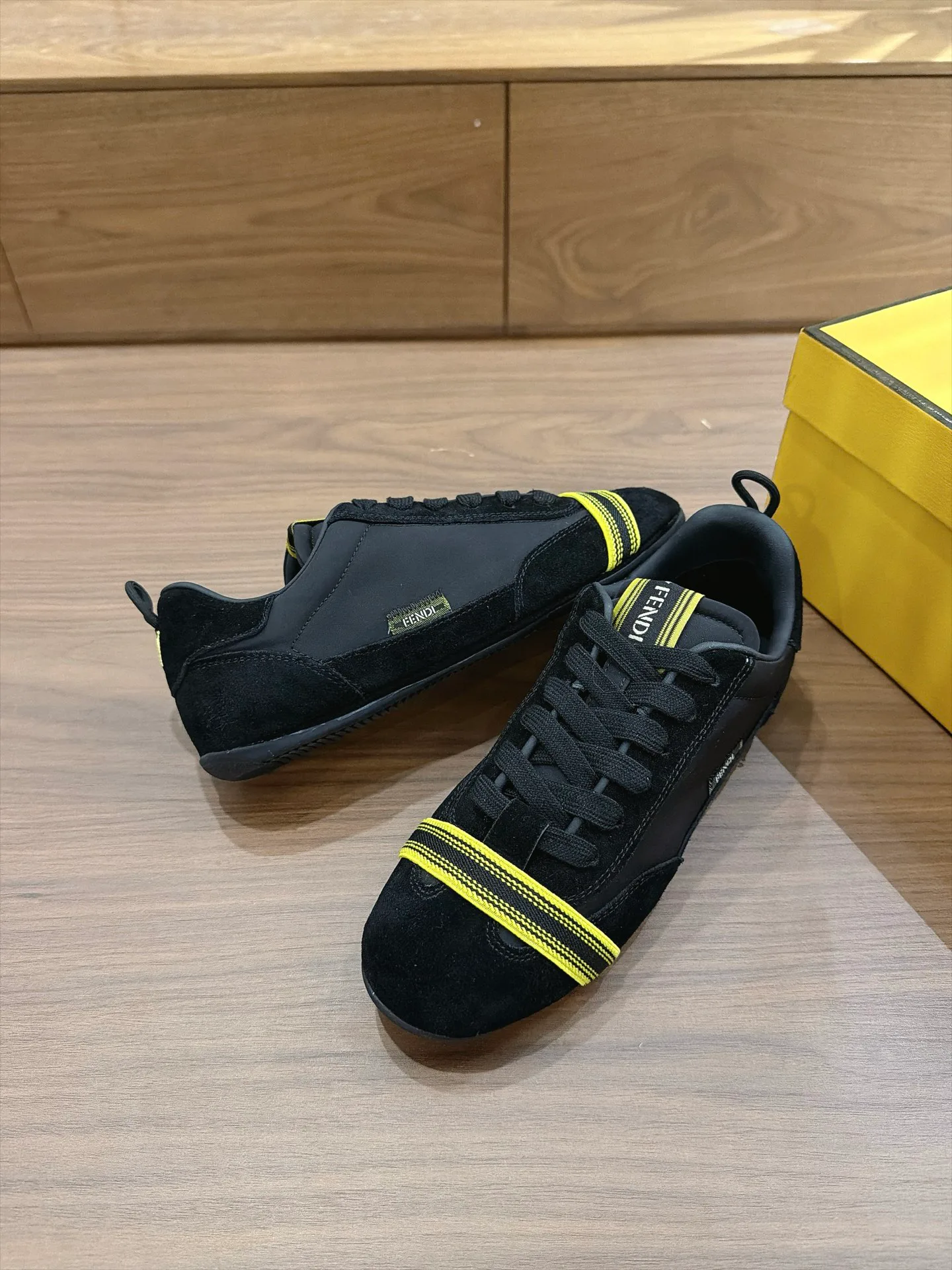 Women's Sneakers FENDI 18373650