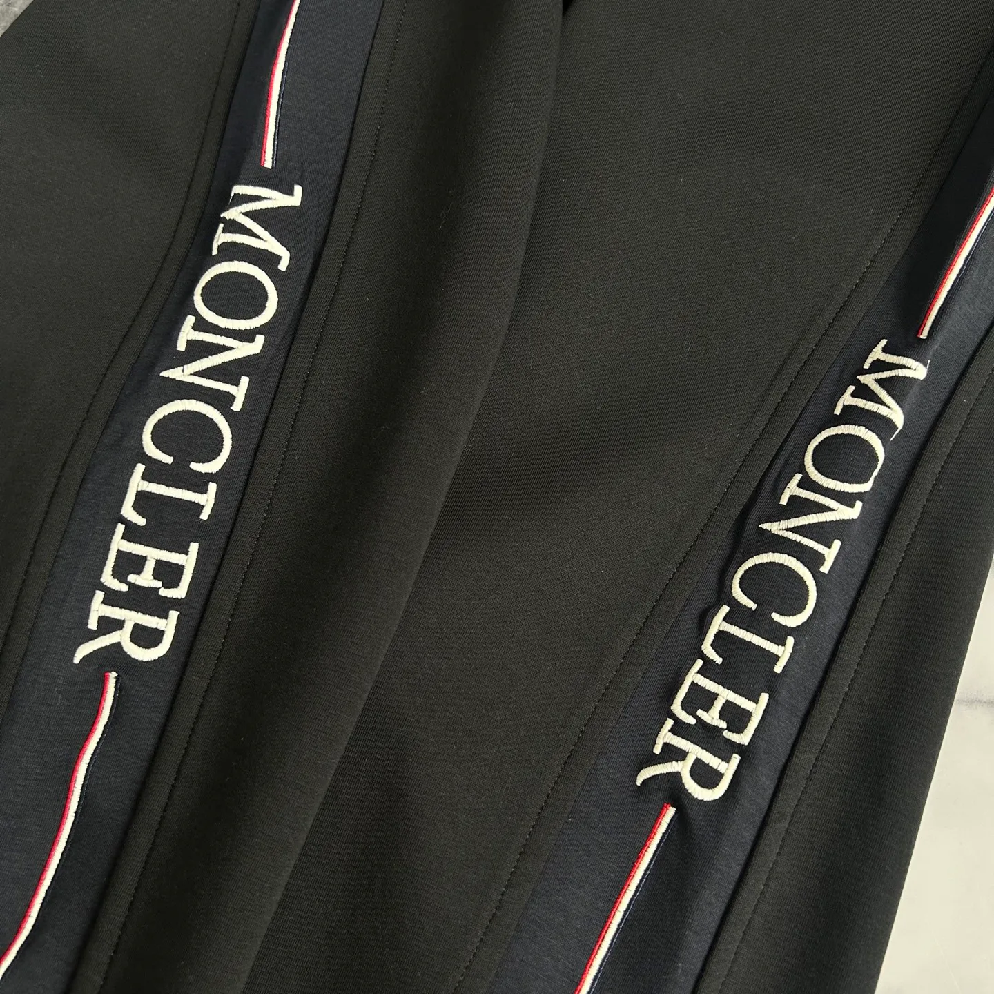 Men's Trousers MONCLER 17642137