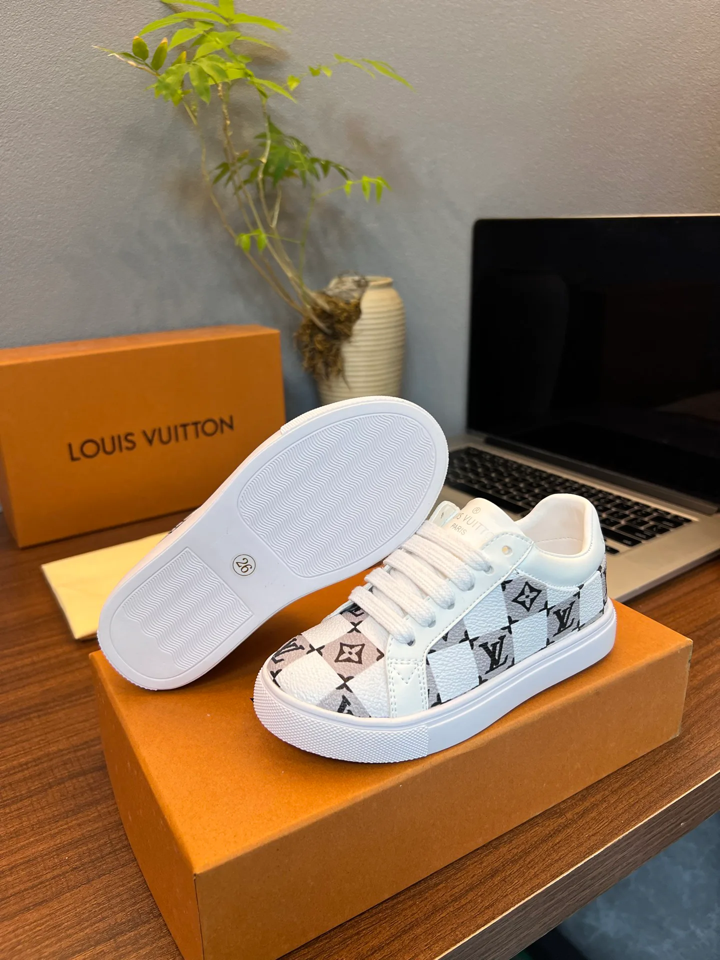 Women's Sneakers LOUIS VUITTON 18077545
