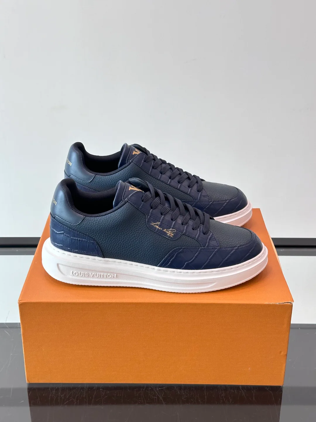 Women's Sneakers LOUIS VUITTON 18400577