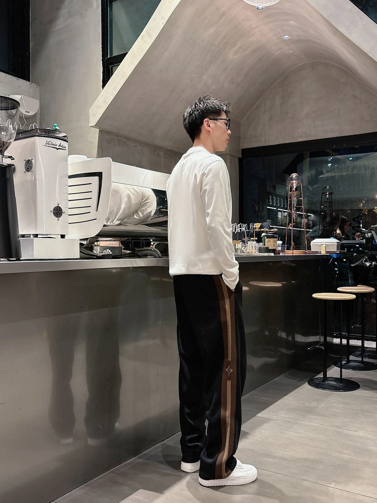 Men's Trousers LOUIS VUITTON 18340443