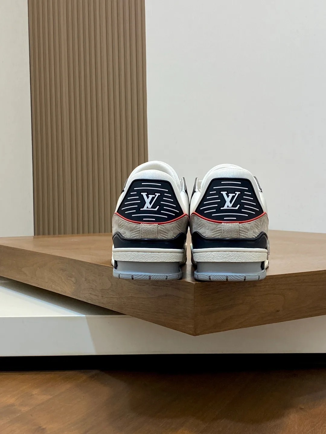 Men's Sneakers LOUIS VUITTON 18100300