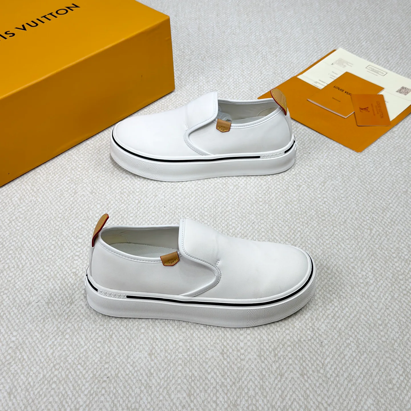 Men's Sneakers LOUIS VUITTON 18365137