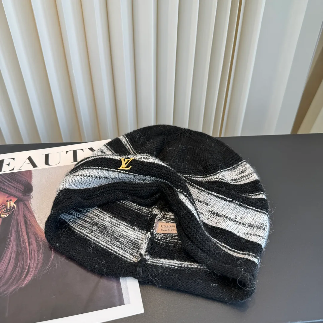 Hats LOUIS VUITTON 18198459
