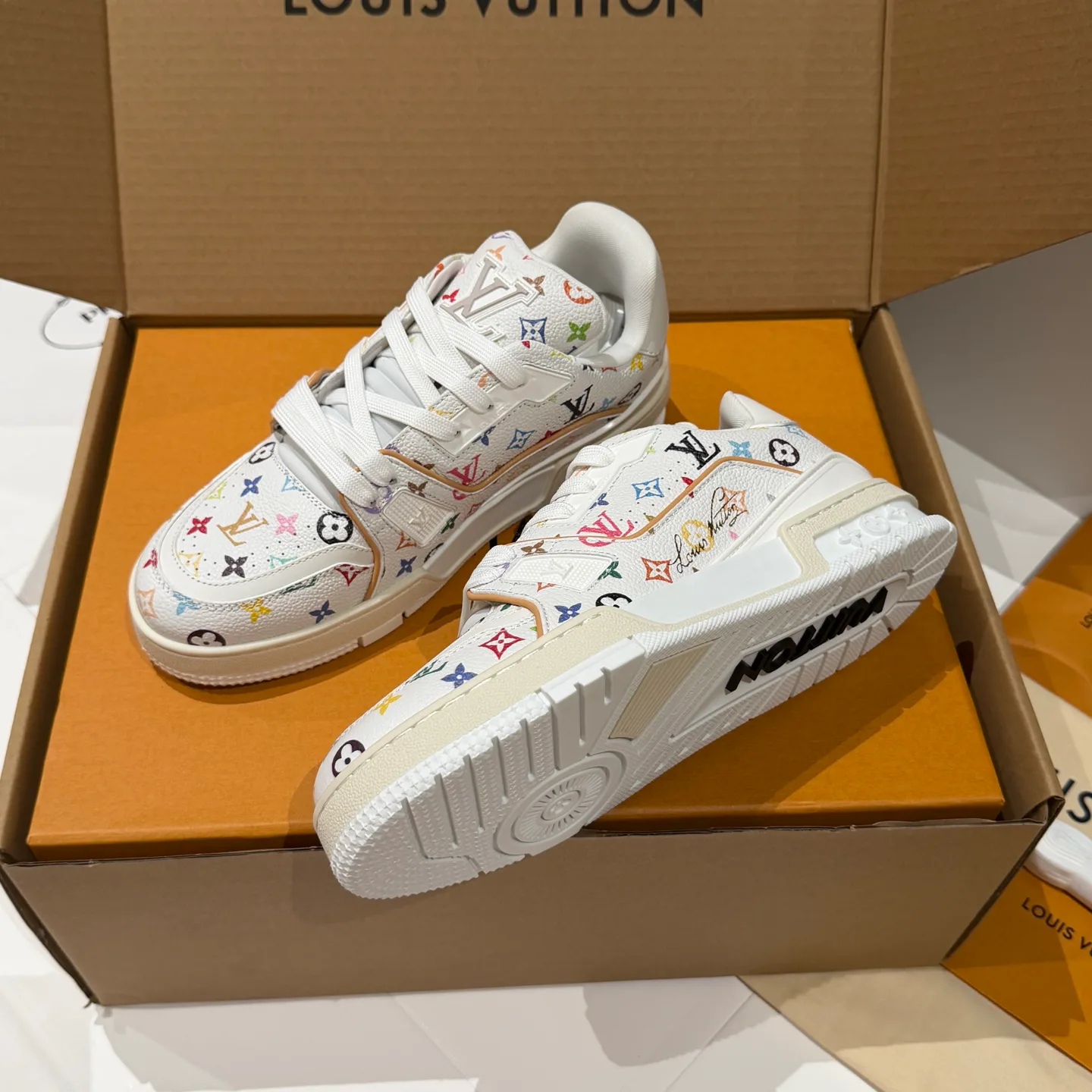 Women's Sneakers LOUIS VUITTON 18121549
