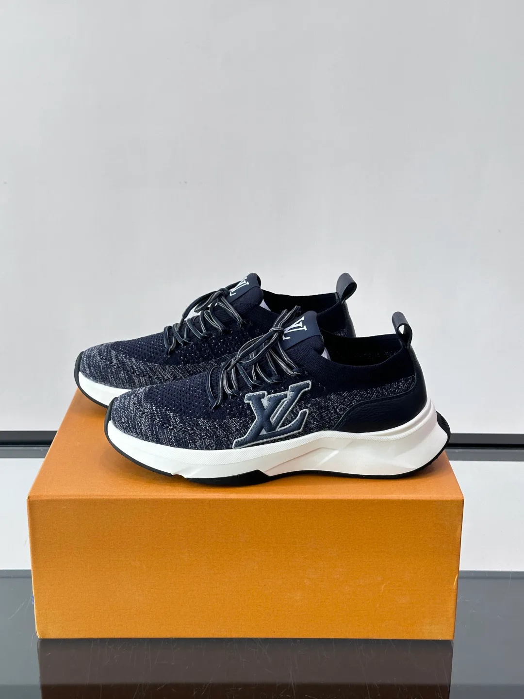 Men's Sneakers LOUIS VUITTON 18102385