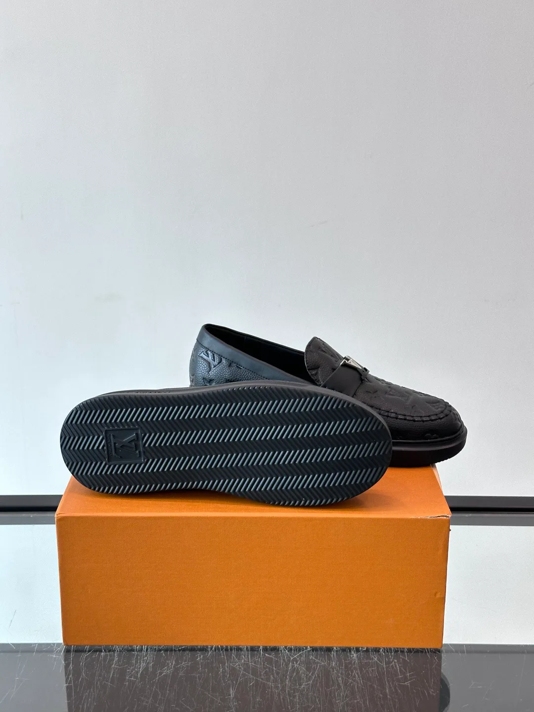 Men's Loafers And Dress Shoes LOUIS VUITTON 18400590