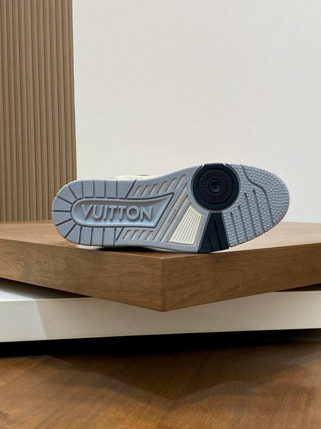 Men's Sneakers LOUIS VUITTON 18100300