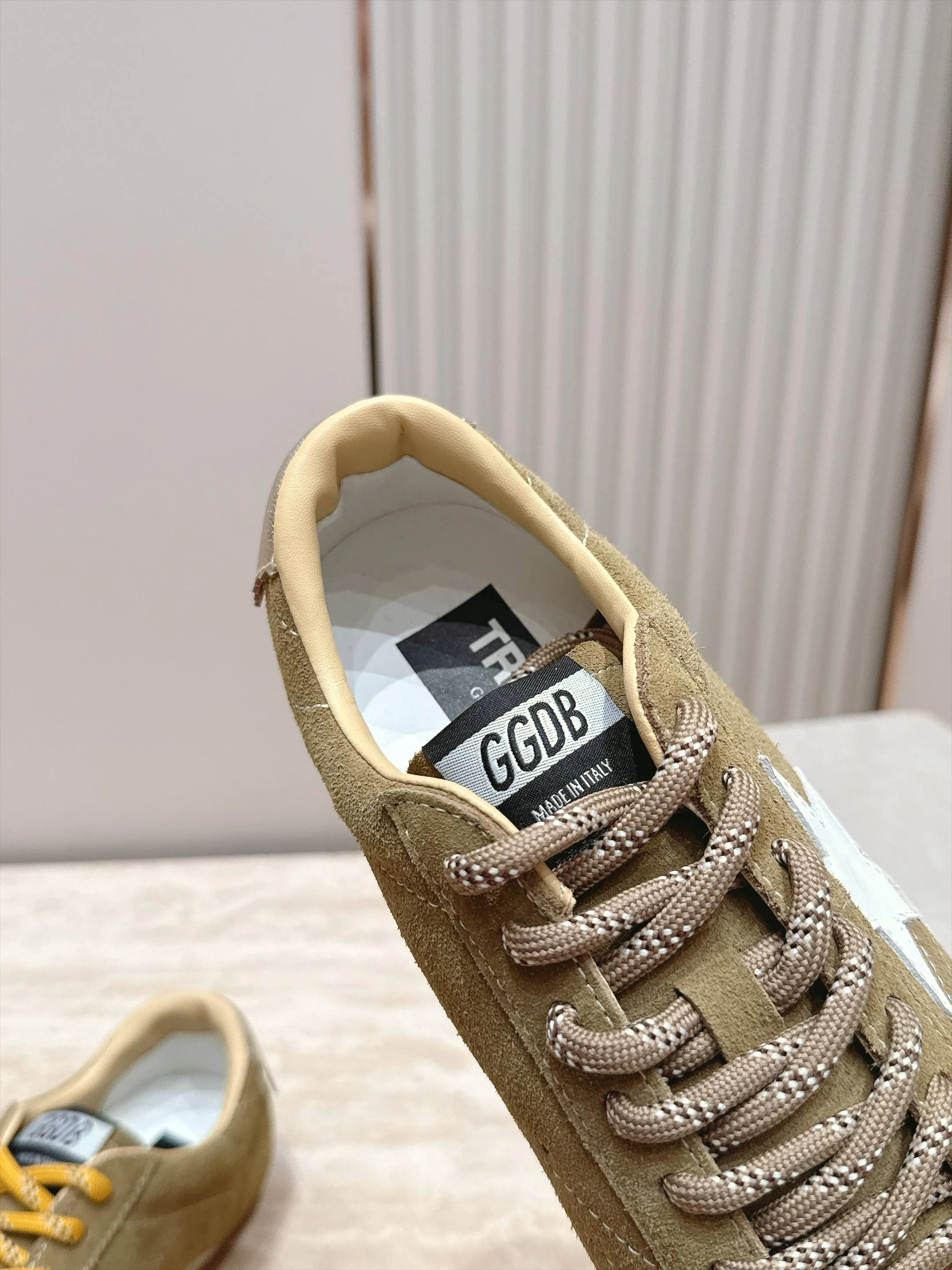 Women's Sneakers GOLDEN GOOSE 18420764