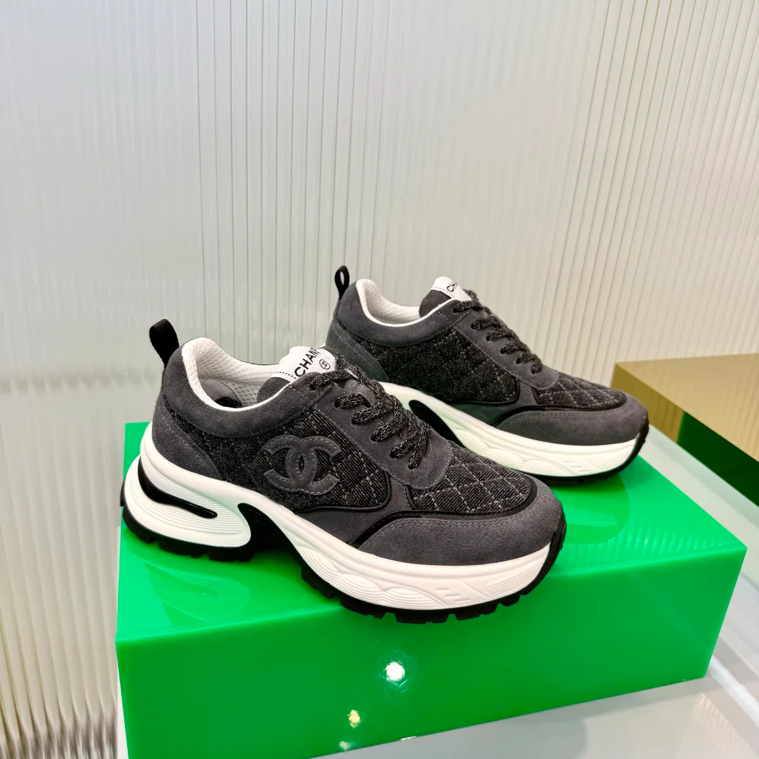 Women's Sneakers CHANEL 18366956