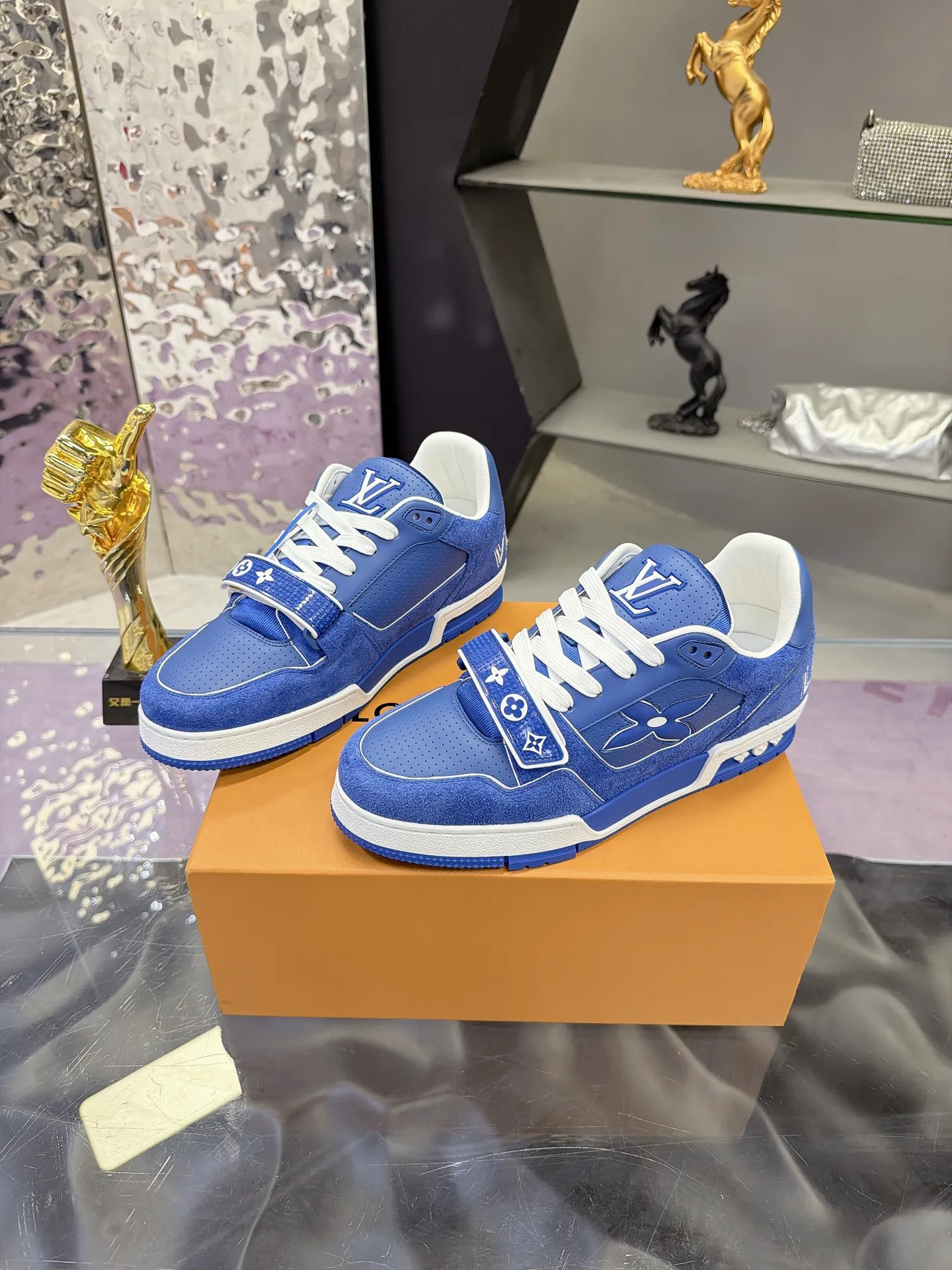 Women's Sneakers LOUIS VUITTON 17740574