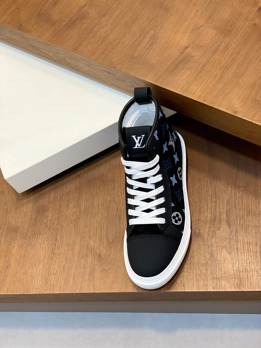 Men's Sneakers LOUIS VUITTON 18363475