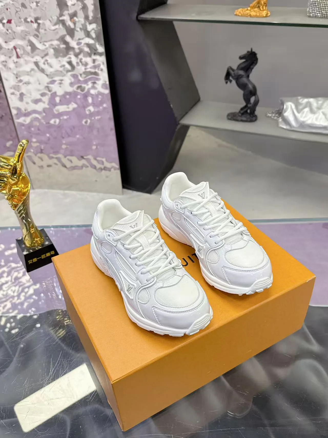 Women's Sneakers LOUIS VUITTON 17530423