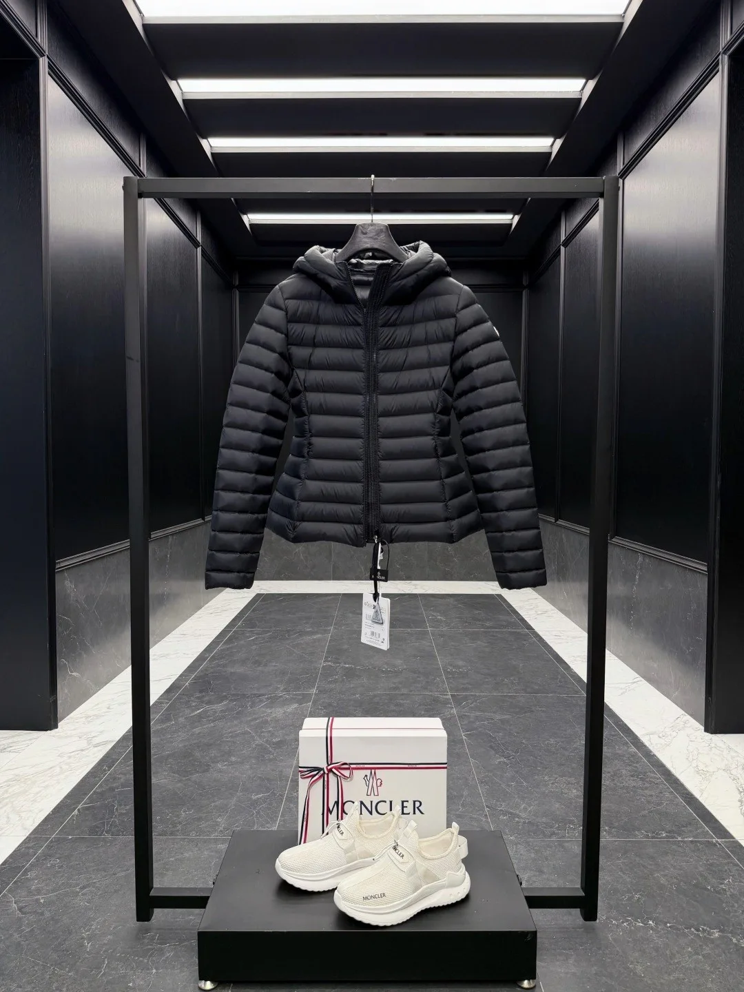 Women's Jackets And Down Jackets MONCLER 18129792
