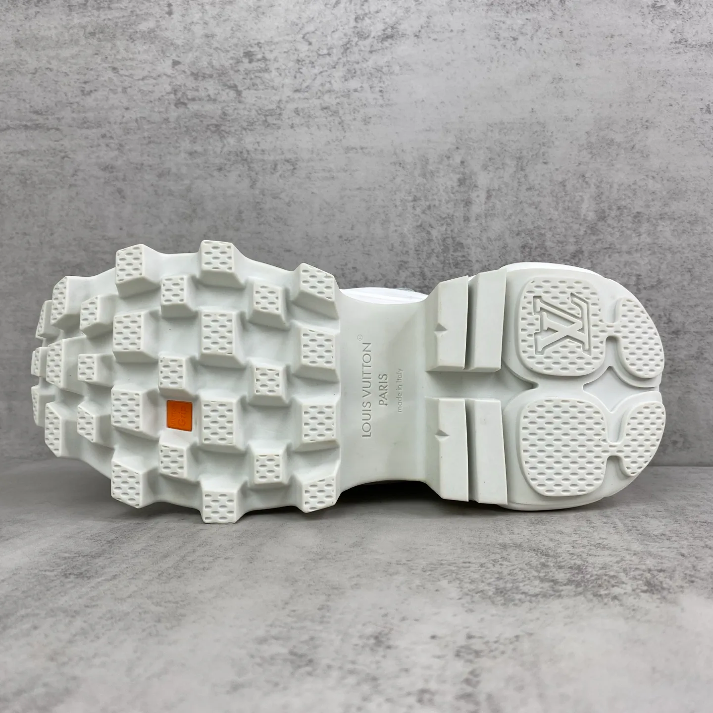 Women's Sneakers LOUIS VUITTON 18039581