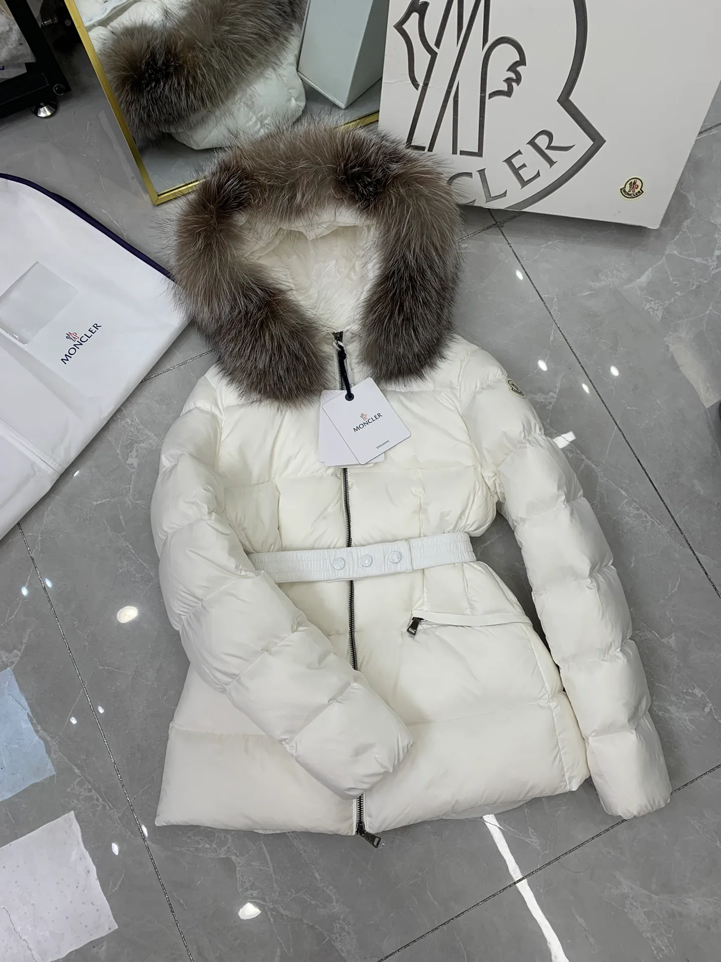Women's Jackets And Down Jackets MONCLER 18188708