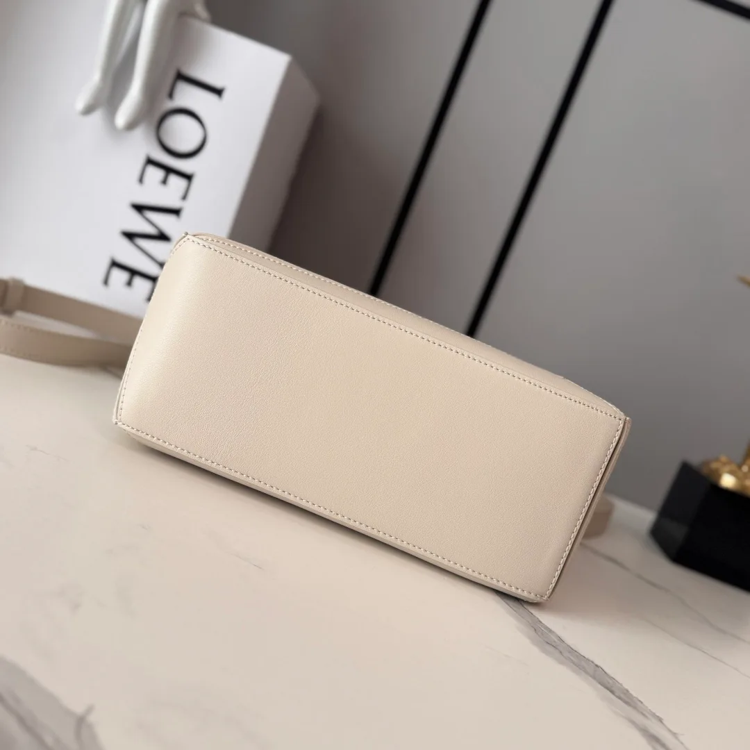 Women's Classic Handbags LOEWE 18004238
