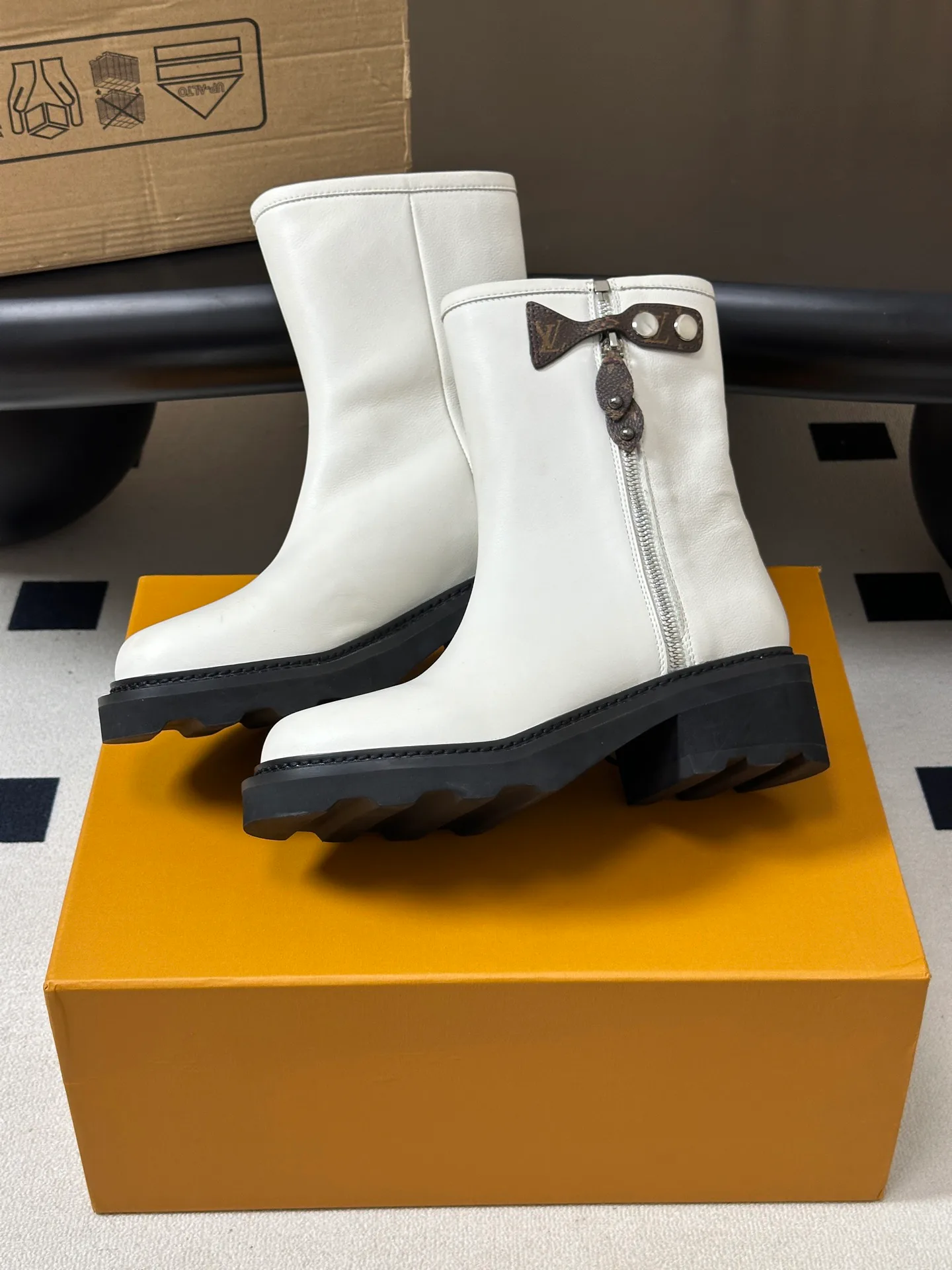 Women's Booties LOUIS VUITTON 18392527
