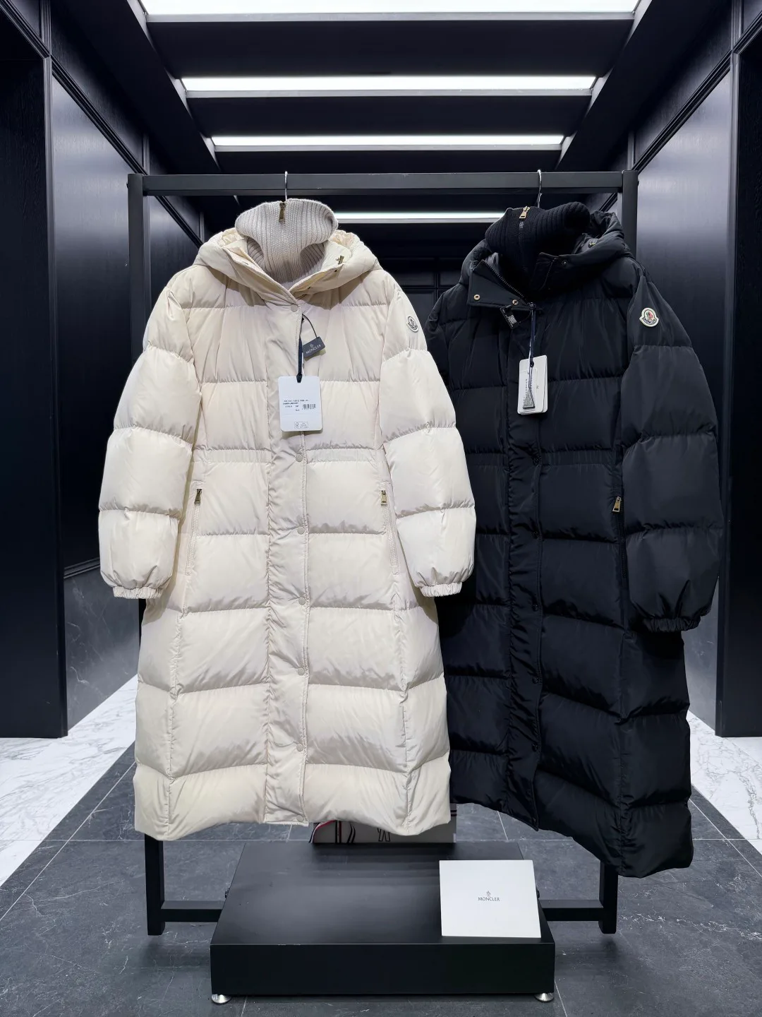 Women's Jackets And Down Jackets MONCLER 18430345