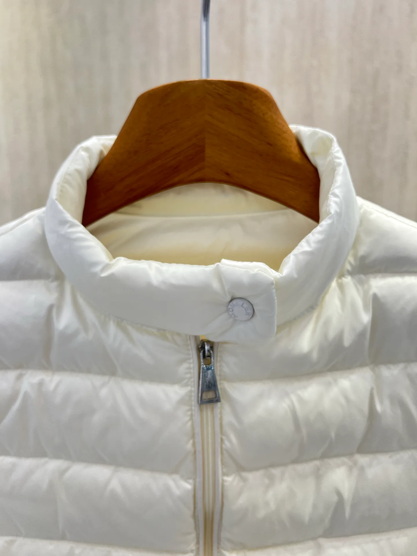 Women's Jackets And Down Jackets MONCLER 18212697