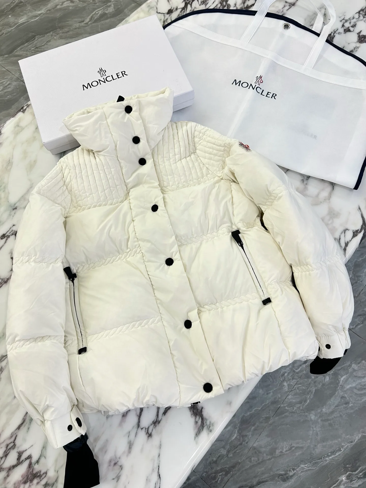 Men's Jackets And Down Jackets MONCLER 18231501