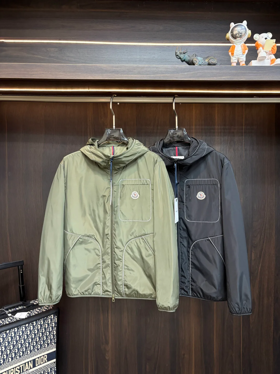 Women's Jackets And Down Jackets MONCLER 18157297